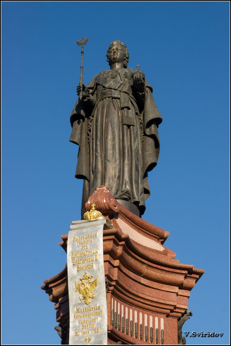 Памятник екатерине 2 в краснодаре. Памятник Екатерине Великой в Краснодаре. Памятник императрице Екатерине 2 в Краснодаре. Памятник Екатерине Краснодар Микешин.