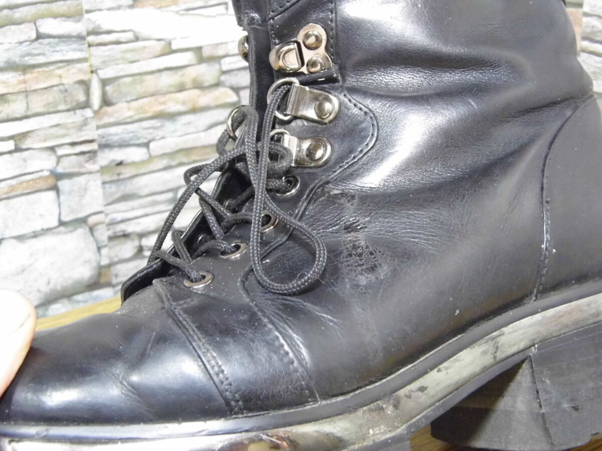 Часто обувь маленьких размеров требует ремонта какого-то более серьёзного, чем наклейки, набойки и зашивки (это всё в наличии имеется и к размеру не относится). А бывает вот так. Здравствуйте, друзья!-2