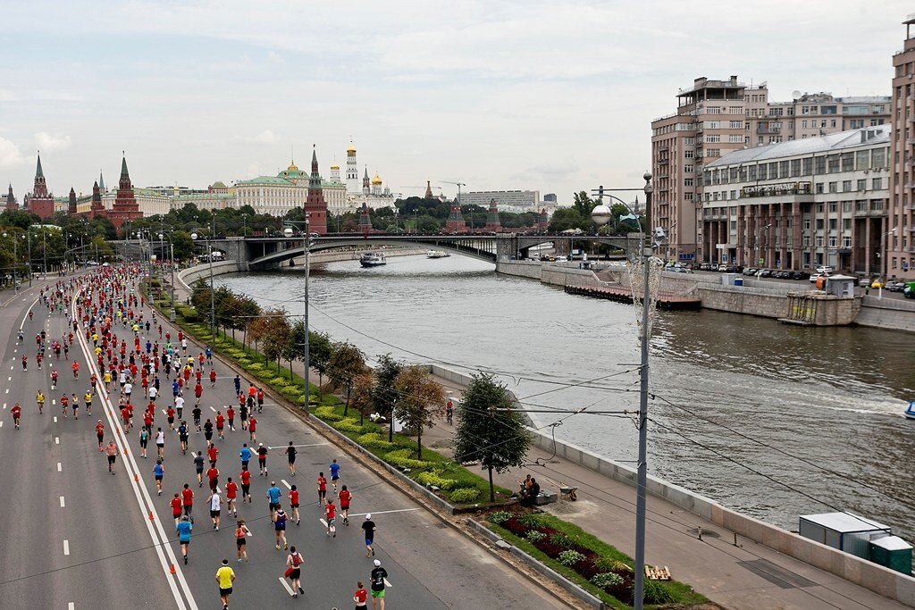 Москва река метро киевская. Набережная Москва. Французская набережная Москва. Кремлевская набережная Москва. Набережная Москва метро.