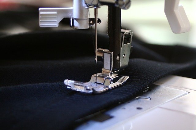 https://cdn.pixabay.com/photo/2014/02/09/01/08/sewing-machine-262454_960_720.jpg