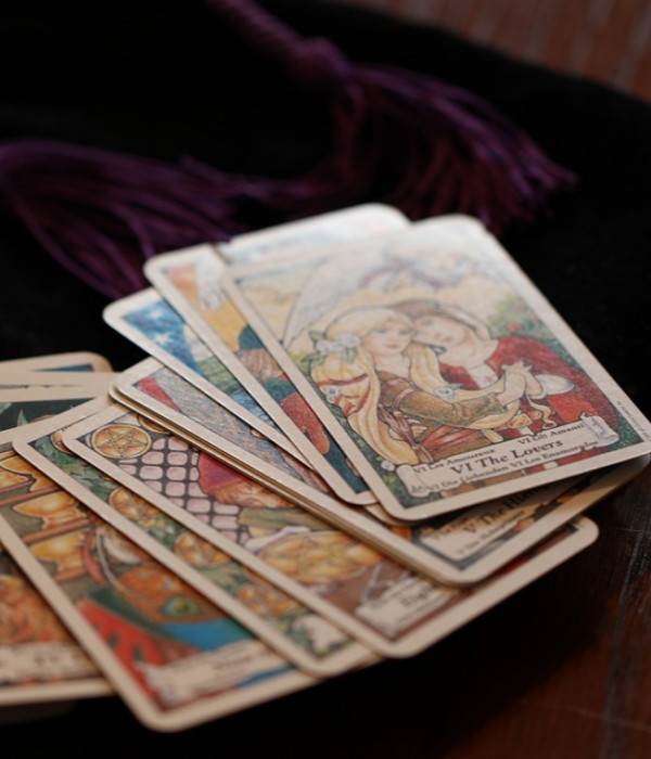 https://cdn.pixabay.com/photo/2015/10/16/11/40/tarot-991041_960_720.jpg