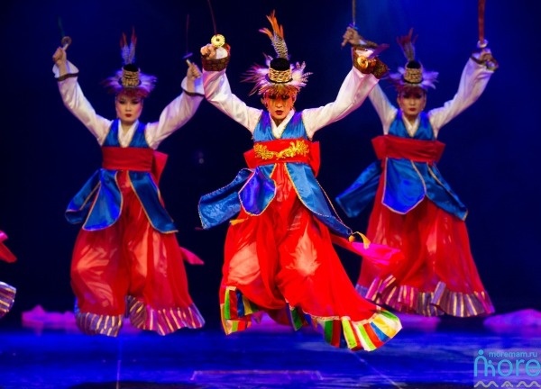 национальный корейский женский танец с кинжалами 