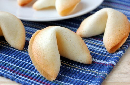 Мы с вами верим в предсказания которые вытащили из печенек. Удивите друзей и пожелайте им в Новом Году всего самого наилучшего!