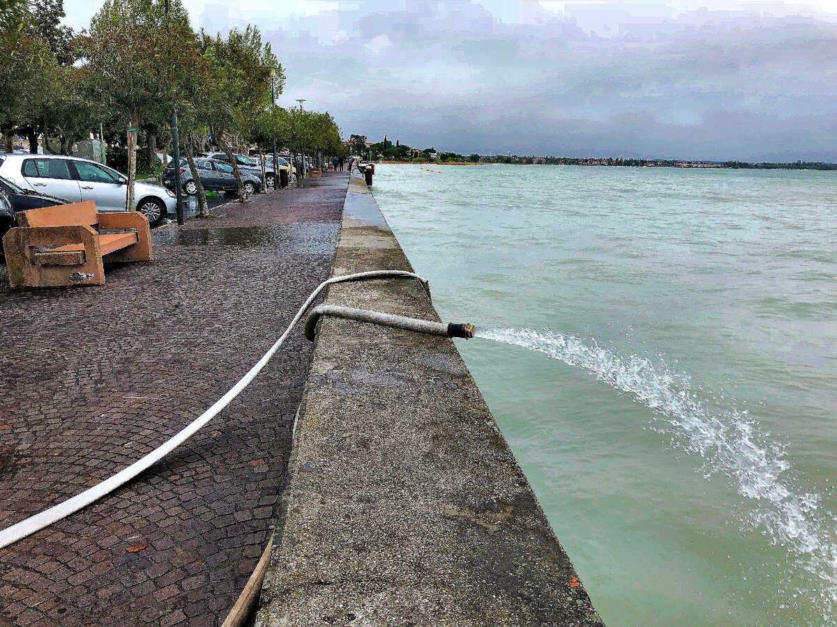 Всю воду сливают обратно в озеро