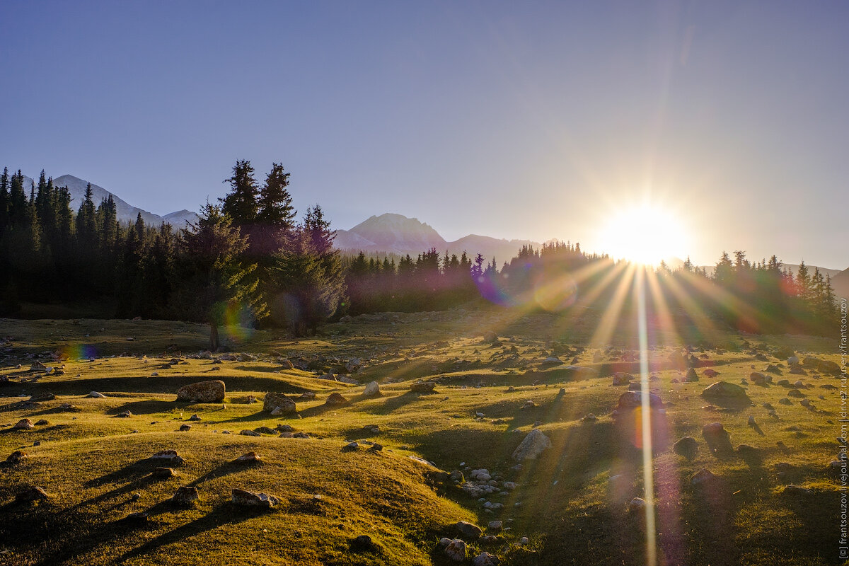 2. На перевале был отличный грейдер, а вот дальше дорога началась "веселее" — всюду камни, боковой уклон и переезды через многочисленные ручьи.

