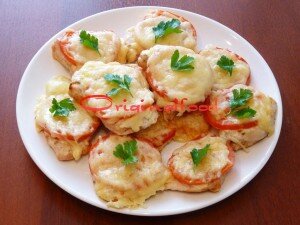 Куриное филе с шампиньонами, помидорами и сыром