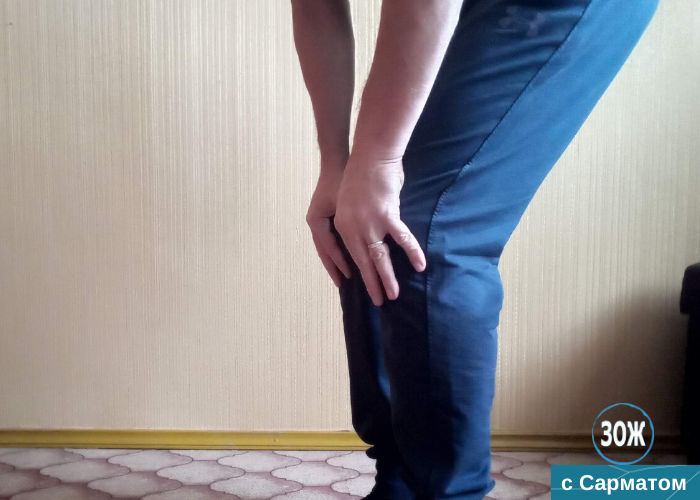 Во втором упражнении ноги немного согнуты.