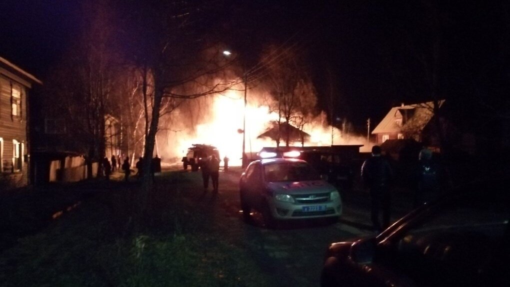 Пожар в Белозерске сегодня. 7 Ноября на Белозерском шоссе в Вологде пожар.