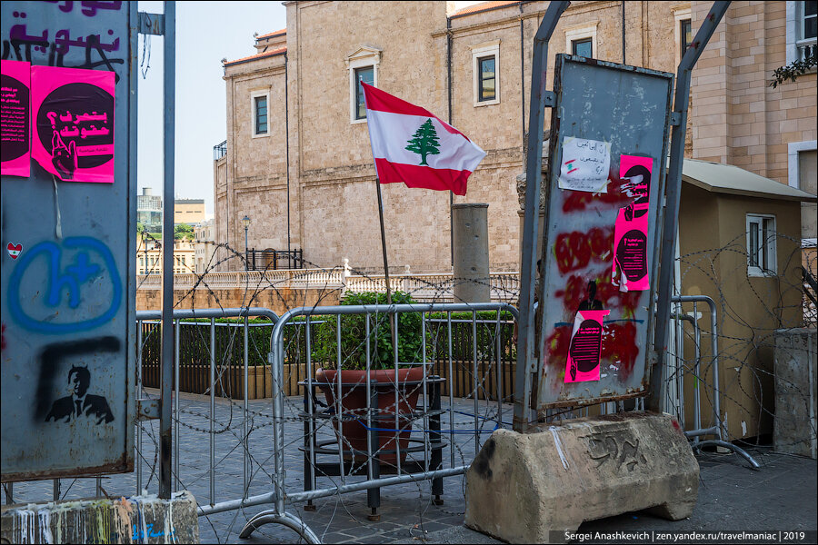 Во что превратили протестующие центр Бейрута (следы погромов и обычная жизнь)