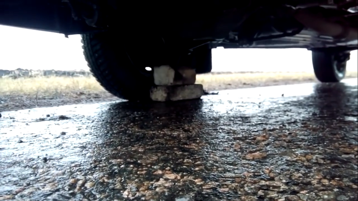 Как установить запасное колесо, если нет домкрата. 2 верных и простых способа поднять кузов