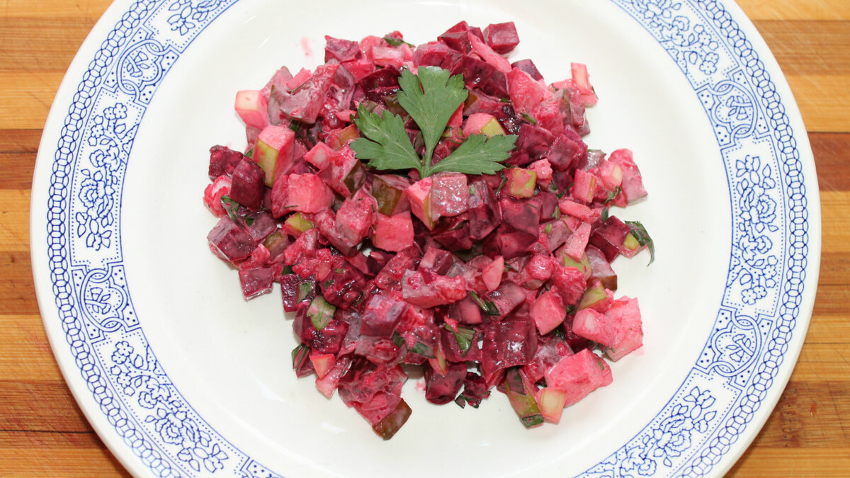 Салат с селедкой и свеклой. Свекольно-селедочный салат. Салат из свеклы и селедки пальчики. Салаты на праздничный стол простые и вкусные со свеклой. Сельдь на свекле и листьях салата.