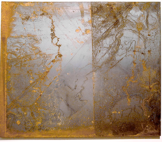 "Dubhe" Дэна Демпстера, травленая сталь и морская вода, 23 x 27