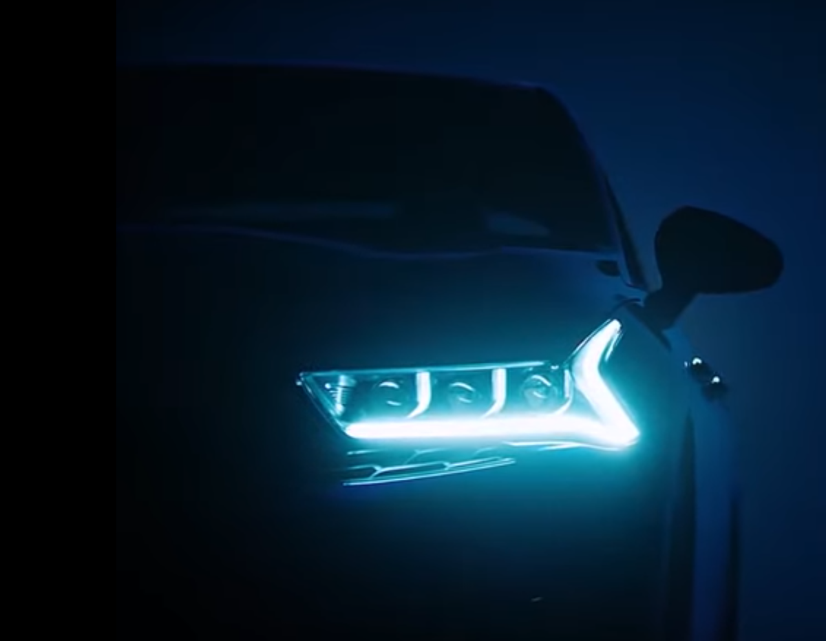 Седан пятого поколения K5, такое название в Корее у KIA Optima,  получил спортивный кузов в стиле фастбек и впервые в своей истории полный привод. Новый Kia K5 стал на 50 мм длиннее (4905 мм) и на 20 мм ниже (1445 мм) уходящей модели, но ширина не изменилась (1860 мм). Интерьер к5 основательно поменялся: передняя панель оформлена в цифровом стиле, пересмотрена архитектура центрального тоннеля, на котором привычный рычаг трансмиссии уступил место шайбе, кнопки подогрева сидений приобрели вид неких рычажков, что намекает на спортивность автомобиля. В списке оснащения также присутствуют: аудиокомплекс BOSE с 12 динамиками, фоновая подсветка Mood Lighting, обогрев руля и сидений, улучшенная шумоизоляция, двухслойные стекла, передовые ассистенты активной безопасности. Набор электронных помощников ADAS включает в себя контроль мертвых зон, пространства перед и позади автомобиля, адаптивный круиз, систему кругового обзора, удержания в полосе и ассистента движения по скоростным магистралям. Благодаря функции Remote Smart Parking Assist (дистанционная парковка) автомобиль можно припарковать  удаленно с помощью брелока или смартфона. В базе у K5 девять подушек безопасности и расширенная система электронной стабилизации. Оформление передней и задней частей сделано по новому,  ходовые огни по форме напоминают «кардиогамму», задние фонари объединены в сплошную линию в целом дизайн автомобиля стал более агрессивным.
В Корее Kia K5 предложен с четырьмя силовыми агрегатами: турбомотор 1.6; T-GDi/180 cил; 2.0 MPI/152 силы; 2.0 CVVL/160 сил и 2.5 GDi/194 силы. Версии K5 GT достанется 2.5 T-GDi мощность 290 сил и 455 Нм момента, разгоняющий машину до «сотни» за 6,6 секунды.Все двигатели, кроме 2.5 T-GDi, работают в паре с шести- или восьмидиапазонной автоматической трансмиссией. 
 На корейском рынке новая Optima уже доступна к заказу. Диапазон стартовых цен от 20 миллионов 900 тысяч вон (около 1 130 000₽). На глобальных рынках новый Kia K5 появится в первой половине 2020 года.
 
 Делитесь своими мнением в комментариях, подписывайтесь на канал и будете в курсе автоновинок. Спасибо за прочтение статьи.