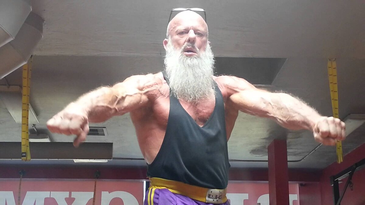 Андреас Калинг - шведский бодибилдер, который, несмотря на солидный возраст продолжает держать прекрасную форму