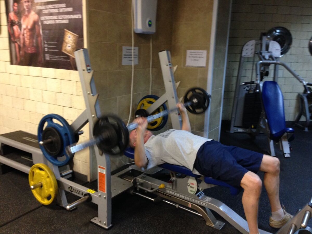 Изредка хожу в зал. Но в основном дома. Минимальный набор инвентаря имеется. Фото автора.Листайте.