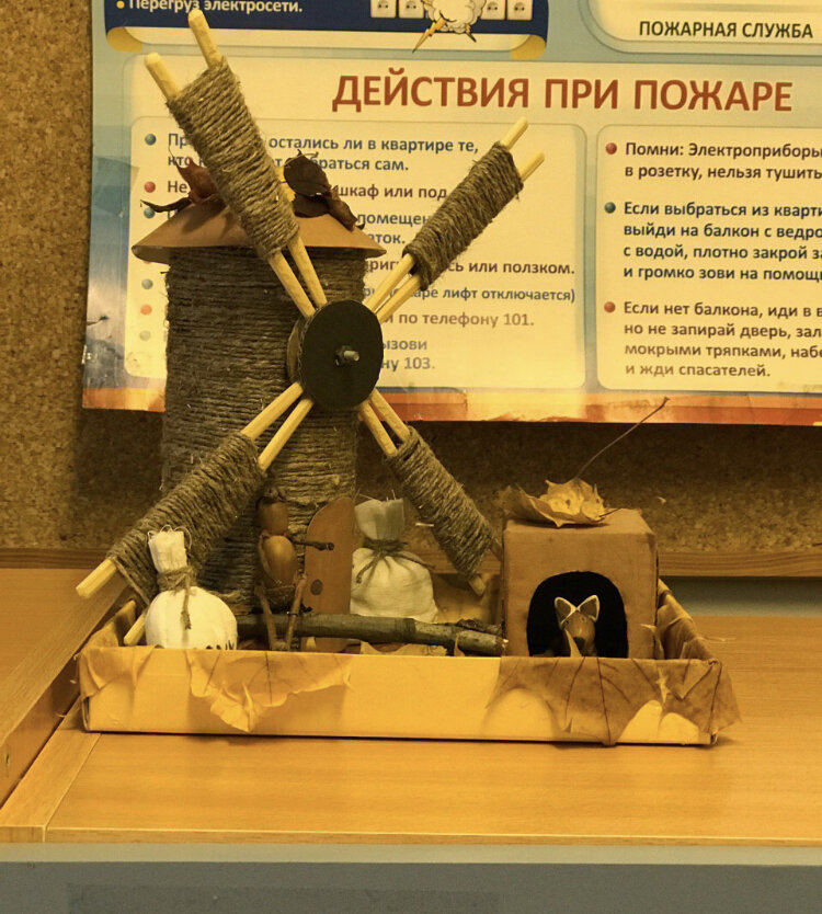 Осенняя поделка ребенка из младшей группы детского сада (3-4 года). 