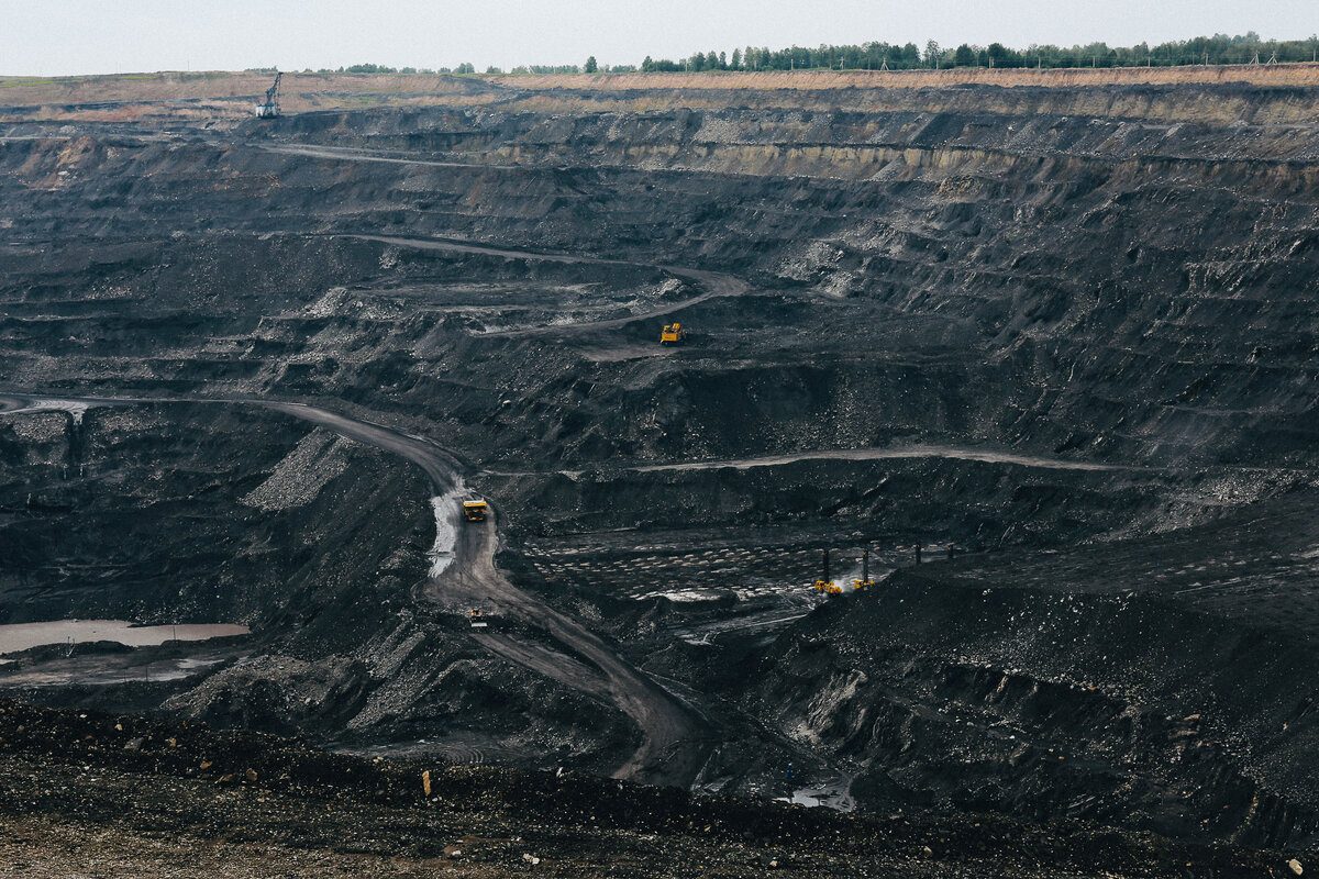 Бородинский угольный разрез суэк. Карьер угольный в кузбассе. Кузнецкий угольный бассейн (кузбасс) добыча угля. Кемеровская область угольный бассейн. Город центр угледобычи.