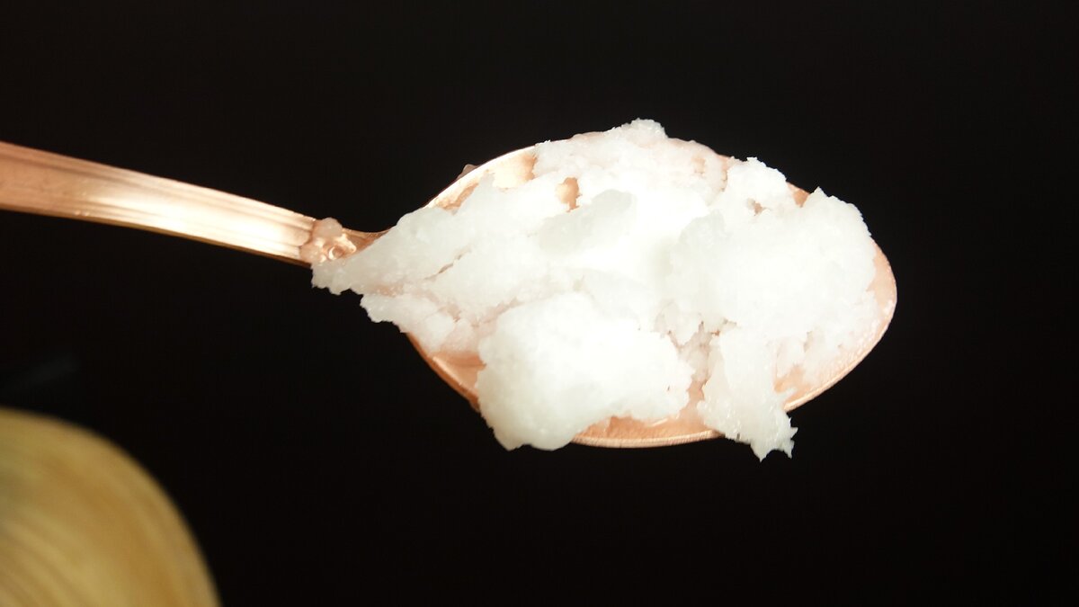 Как-то я провела сравнение 2х масел (в каждое стране я покупаю кокосовое масло, и в списке ниже - лучшее кокосовое масло, листайте галерею)