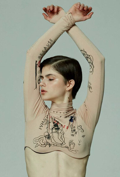 топ с принтами татуировок
