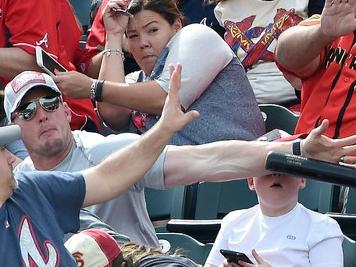 Мужик останавливает. Чел рукой остановил биту фото. Забавные ситуации. Фанаты бейсбола. Лети бит.