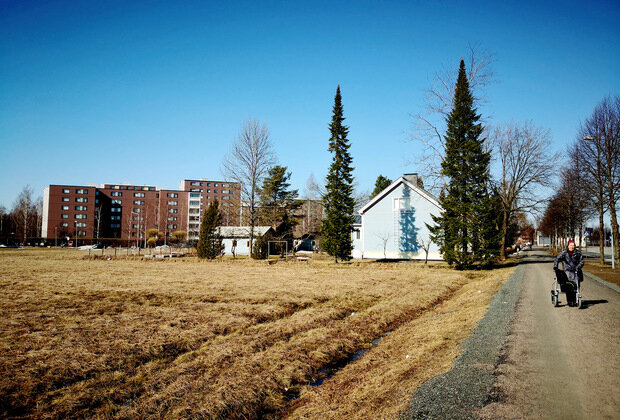 Бетонные дома рядом с традиционными деревянными в городе Фoрсса
