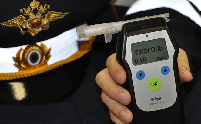 Прибор для фиксации алкоголя в крови.
Фото: http://avtozakony.ru/shtrafy/alkogol/proverka-voditelya-na-alkogol.html