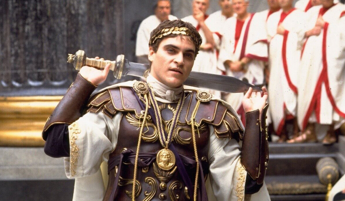 Хоакин Феникс в роли Коммода. Кадр из фильма "Гладиатор"