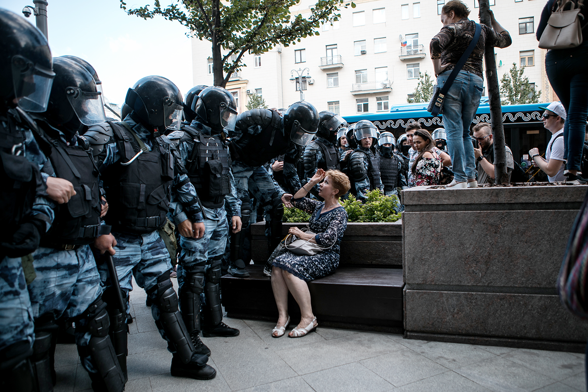 Митинг синоним. Толпа ОМОНА. Росгвардия на митинге. Росгвардия на митинге в Москве. Толпа полиции.
