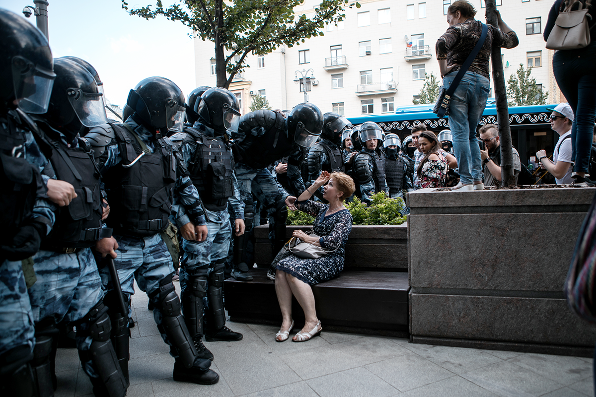 Толпа ОМОНА. Росгвардия на митинге. Толпа полиции.