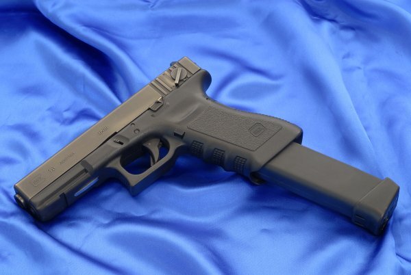 Пистолет Glock 18C с магазином емкостью 33 патрона