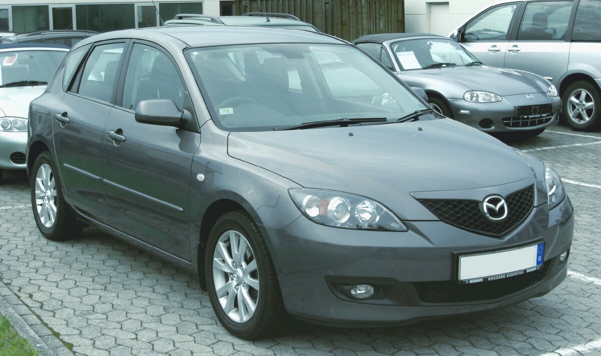 Mazda 3, 2008 года отличный автомобиль за 300.000 рублей.