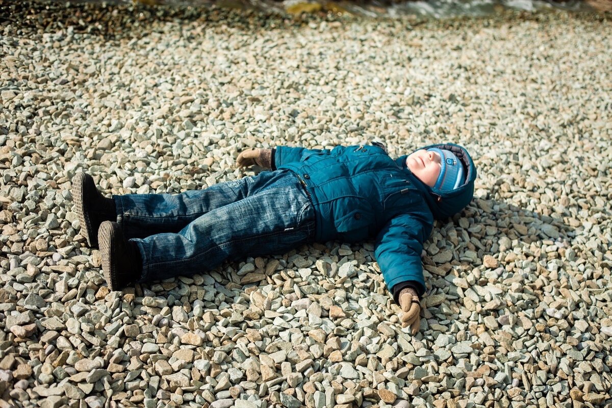 Саша загорает на пляже зимой))