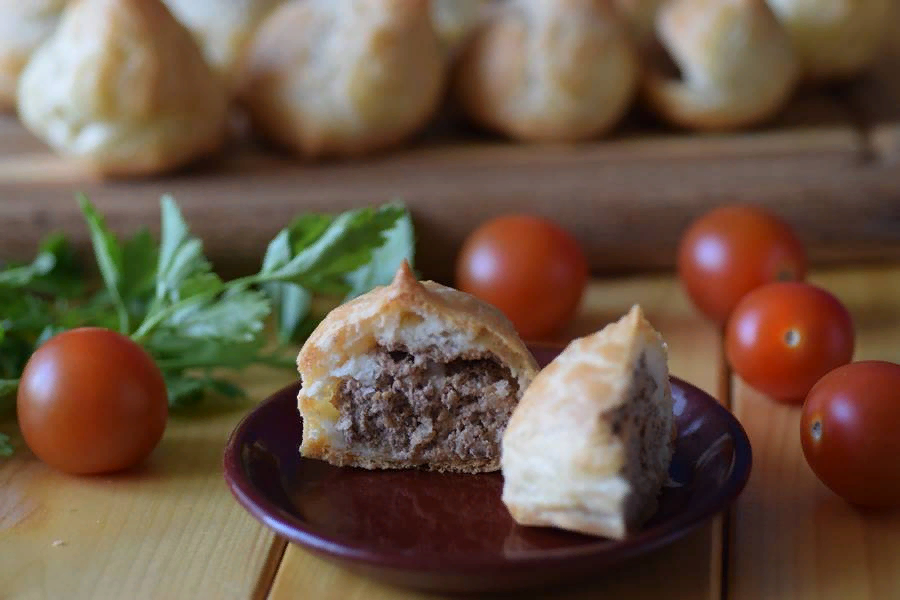 Профитроли мясные. Профитроли с паштетом из куриной печени. Профитроли несладкие. Эклеры с печеночным паштетом. Эклеры с паштетом из куриной печени.