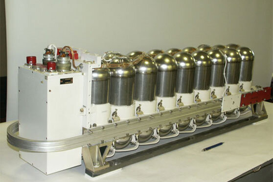 Фотография никель-водородного аккумулятора в сборе вместе с теплоотводящим контуром, с сайта saturn-kuban.ru.