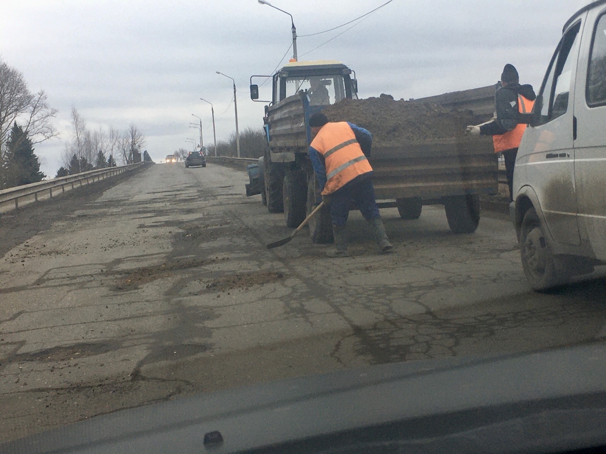 Путинские технологии ремонта дорог. Засыпка дорожных ям хрен знает чем в г. Углич, 17 марта 2020