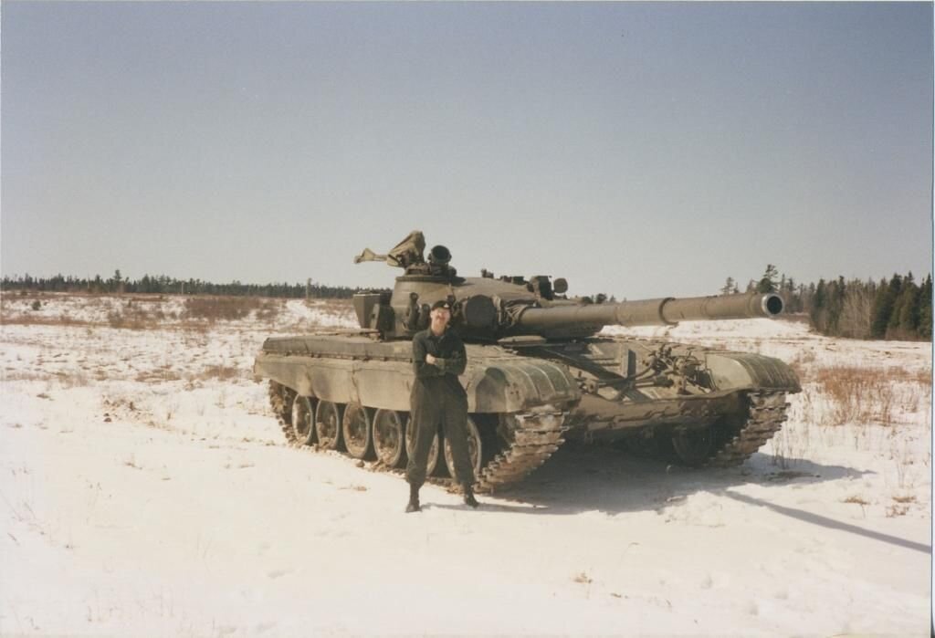 Канадский танкист, на фоне стоит Т-72.