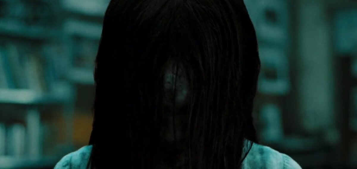 Призрак в белом платье, с длинными чёрными волосами, закрывающими лицо. Имеет способность убивать людей одним лишь взглядом.