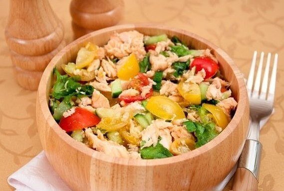 Салат с запеченной семгой и овощами. 