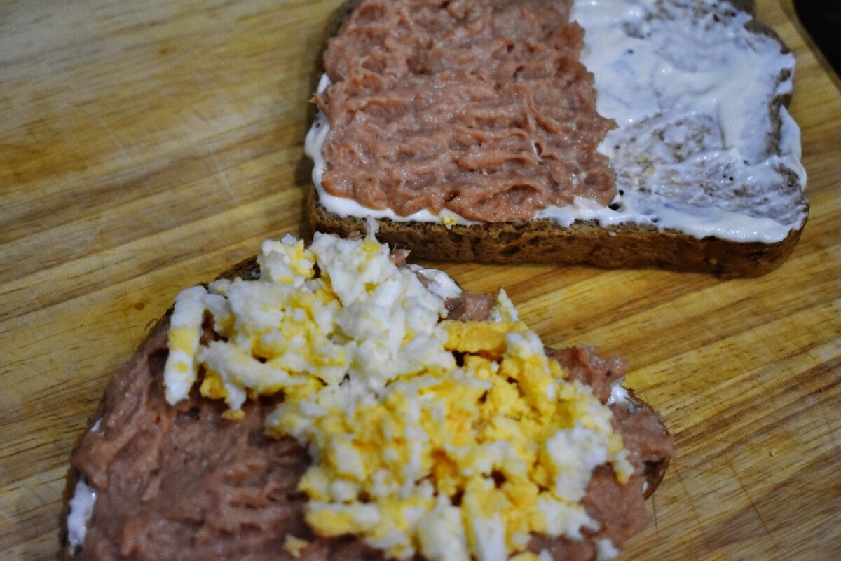 Здесь показана последовательность слоев. Ингредиенты нужно распределить по всей поверхности