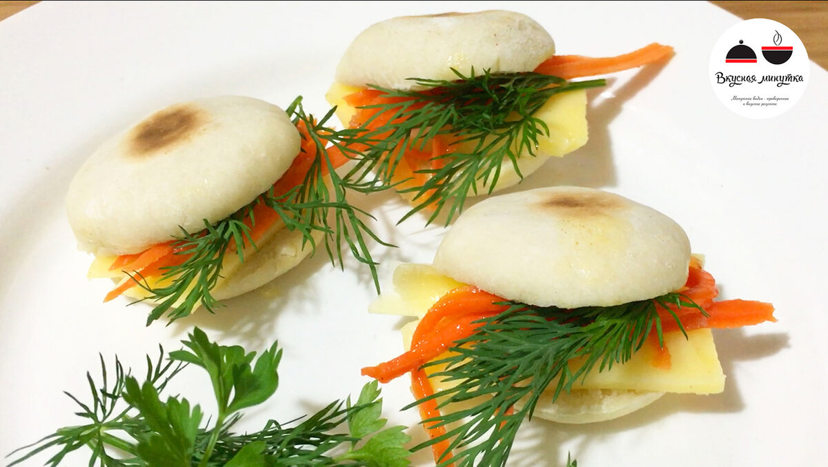 Здесь сыр, морковь по-корейски и зелень