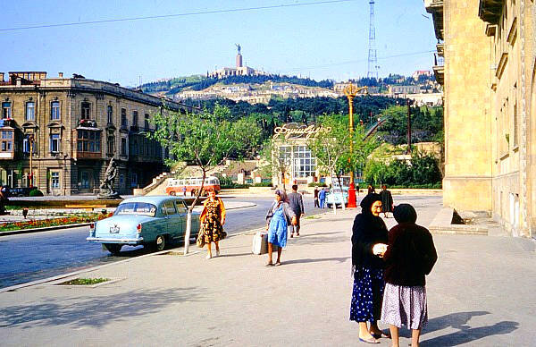 Старый фуникулер. Еще стоит памятник Кирову. Все очень знакомое. А вот женщина с огромным чемоданом для этого места не характерный элемент. Может она из старого Интуриста идет?