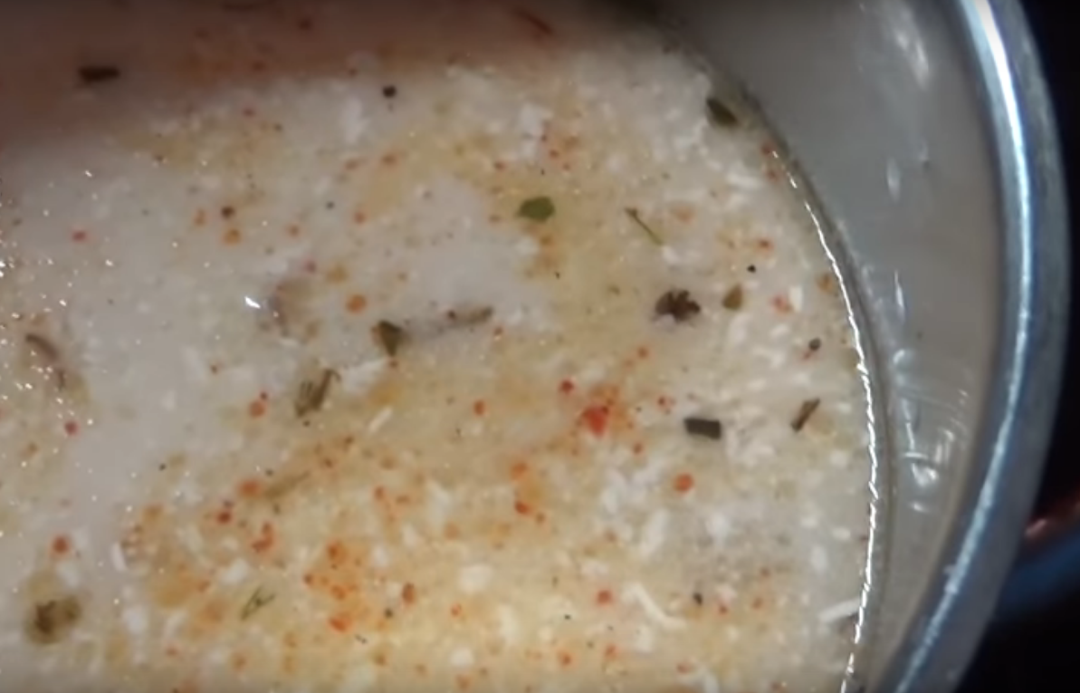 Шум при варке бульона из курицы гасится сразу, как только добавите сметану