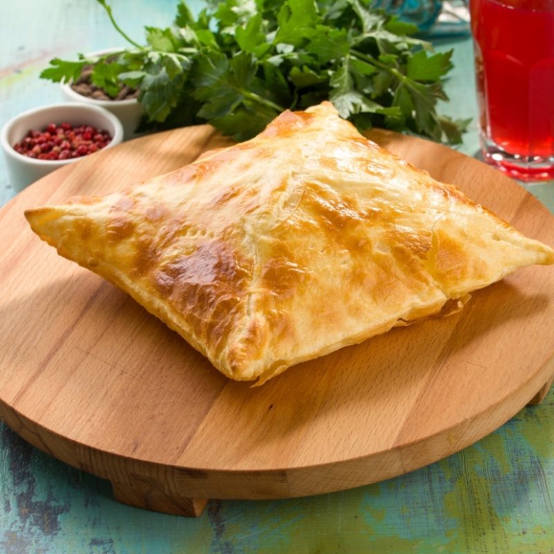 Хачапури из слоеного теста. Иллюстрация с сайта https://en.hmeli.ru