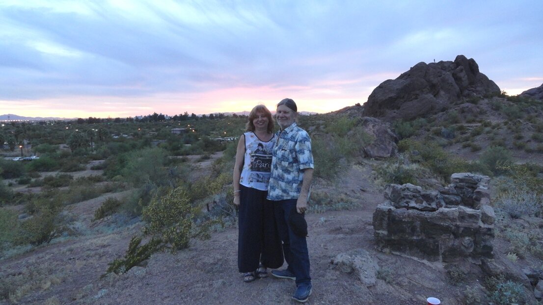 Американский штат Аризона, город Финикс.  Встречаем закат на горе в парке Papago. 10 апреля 2019.