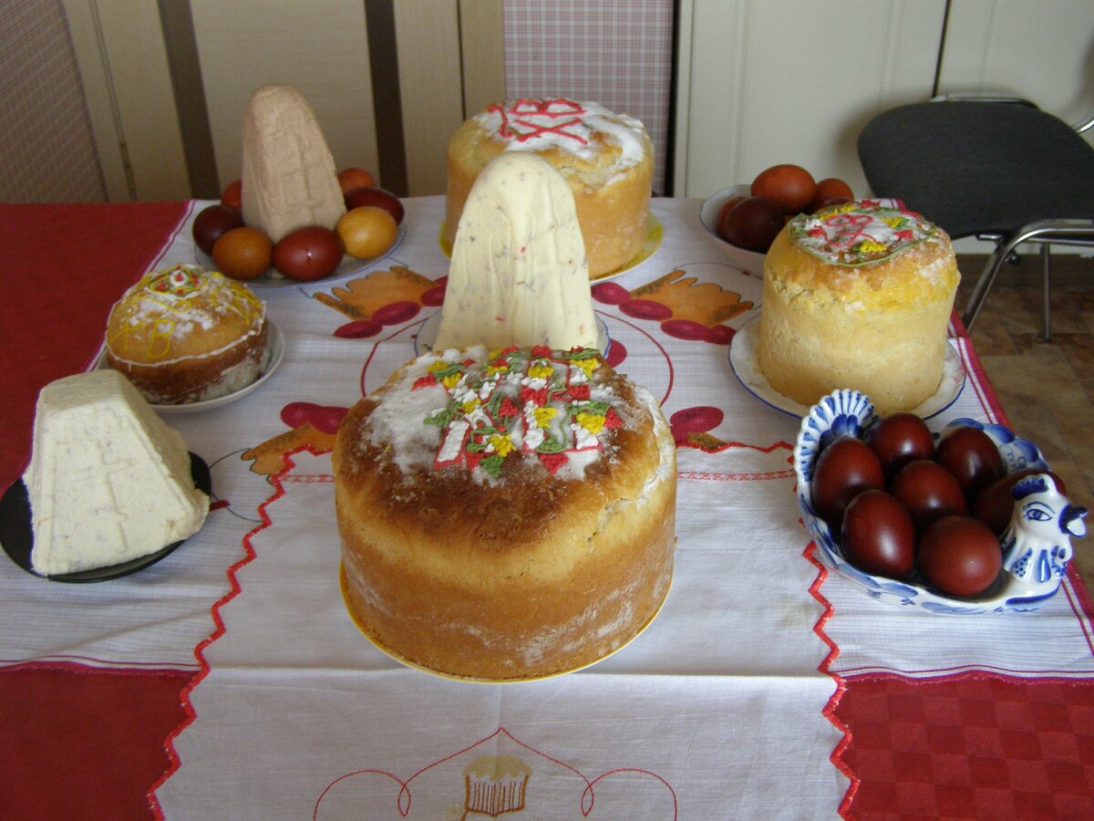 Царская пасха в центре - как раз из деревянной пасочницы, справа - Боярская - ее готовлю без яиц, но с миндалем. Слева на заднем плане - шоколадная пасха, тоже вкусная. но с царской не сравнится. Фото Александры Кудрявцевой