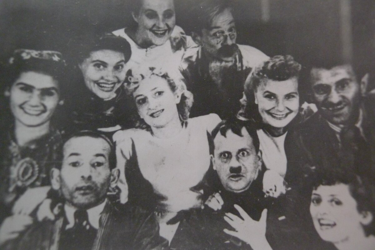 Сцена из конферанса «Живой рояль» в постановке Фронтового театра Таджикской ССР, Сталинабад, 1943 год 
