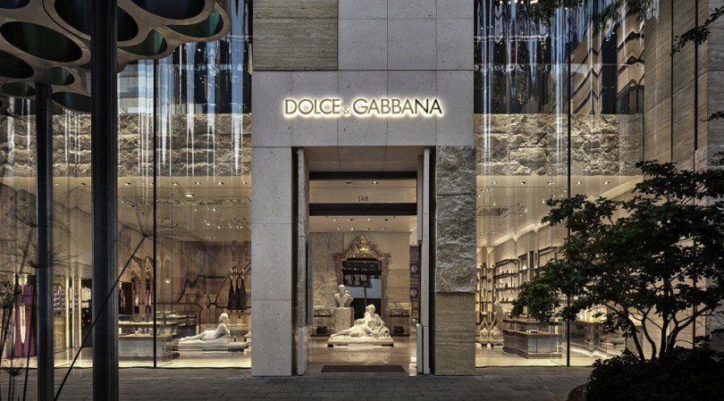 Dolce & Gabbana - это итальянский дом моды класса люкс, основанный итальянцами Доменико Дольче и Стефано Габбана в Леньяно, 1985 год. Его главный офис находится в Милане, Италия, и занимается одеждой, обувью, сумками, солнцезащитными очками, часами, ювелирными украшениями, парфюмерией и косметикой.
