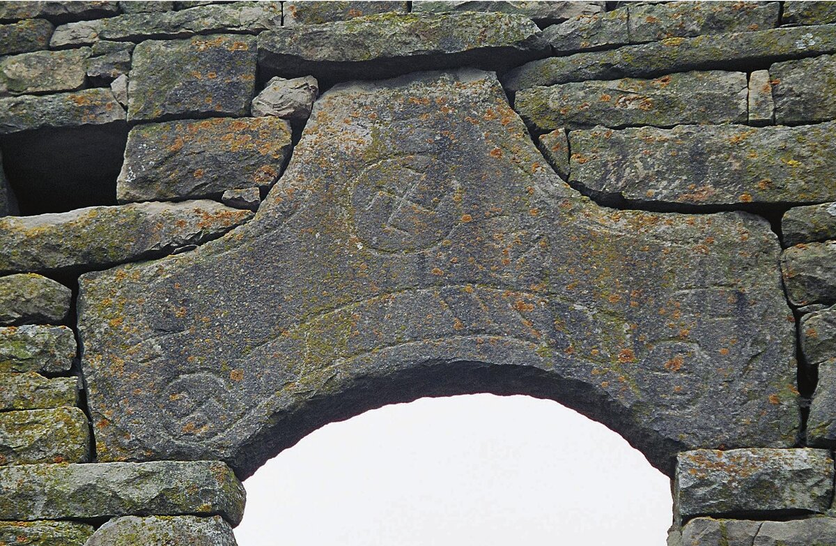 Солярные символы на одном из башенных комплексов, Ингушетия