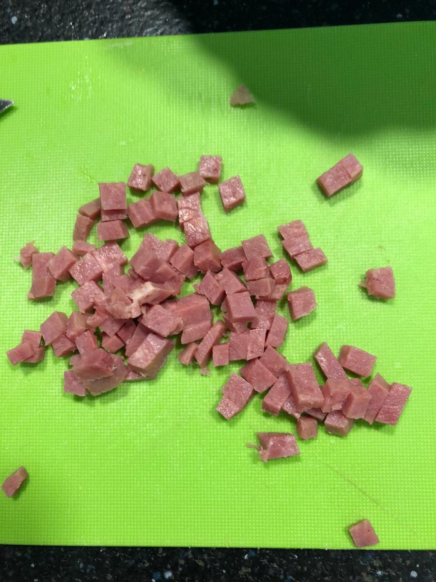 Ветчина нарезанная кубиками.