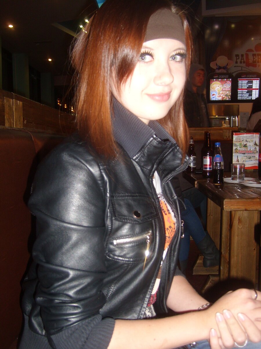 Листайте галерею. Посмотрите на эти ресницы, которые держатся на честном слове)